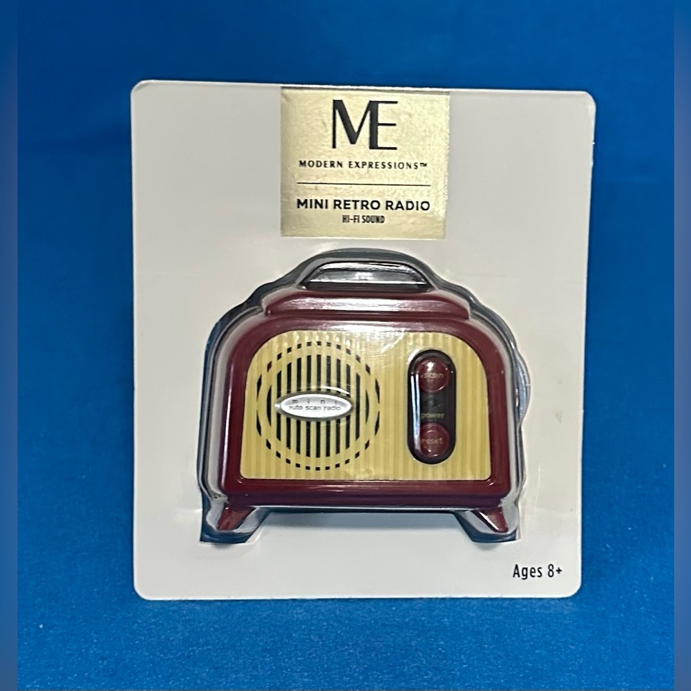 NIB Expressions Vintage Style Radio - Burgundy and Beige